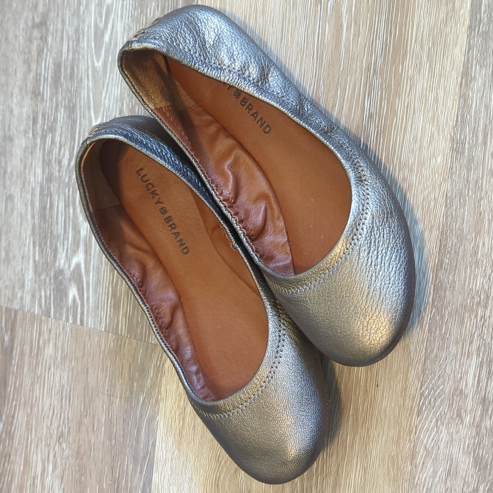 Lucky brand pewter Emmie flat.